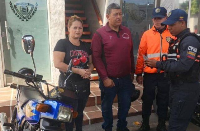 Sancionan a los padres del niño de cuatro años que manejaba una moto por la autopista de Caracas