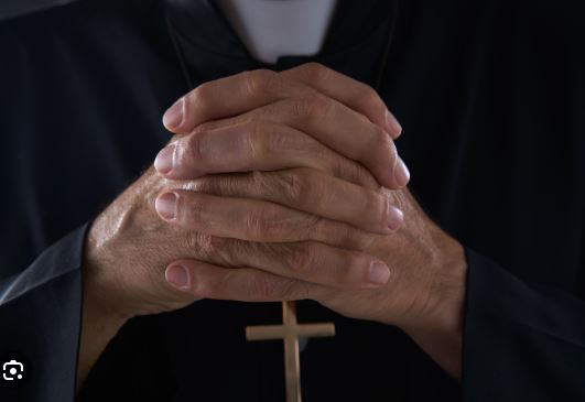 Con fiadores liberan al sacerdote señalado de presuntos abusos sexuales en La Cañada de Urdaneta