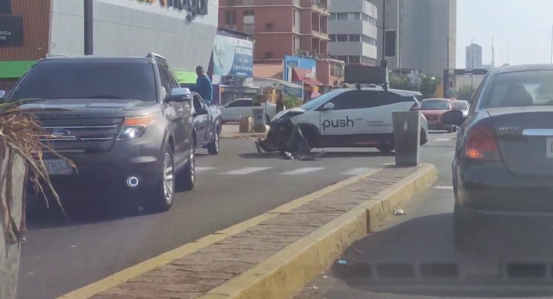 Choque entre dos carros obstaculiza el tránsito en 5 de julio