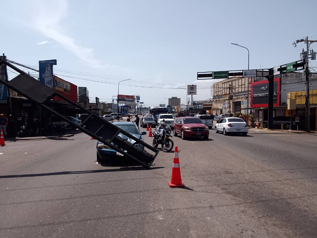 El semáforo se cayó porque un carro chocó en la noche