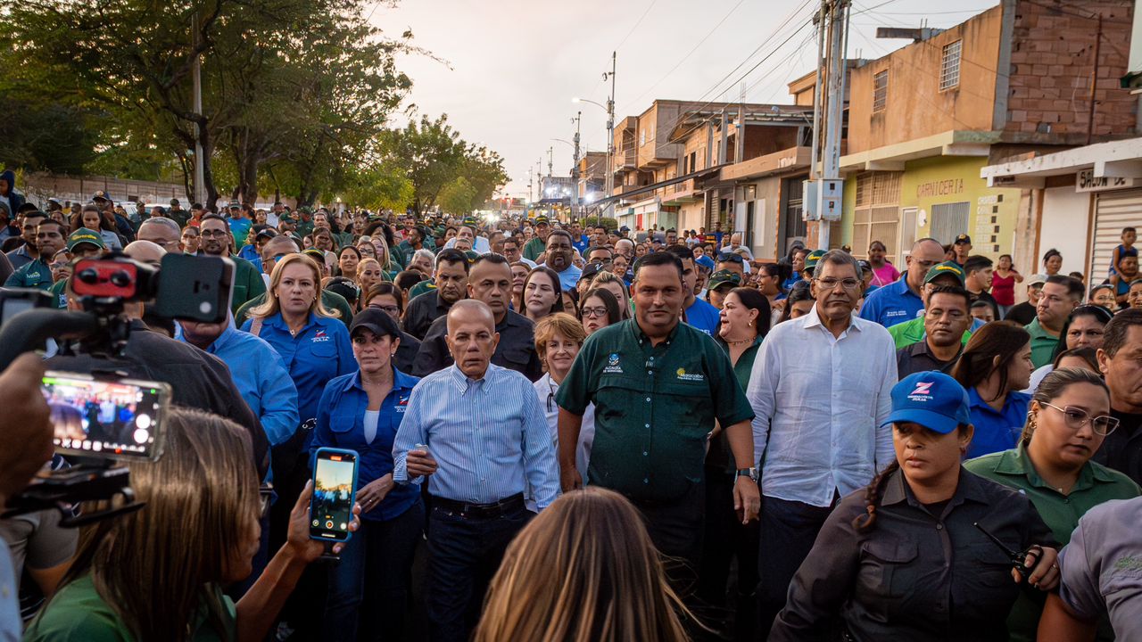 Alcaldía entrega proyecto de vialidad y recupera cancha deportiva en el sector Buena Vista