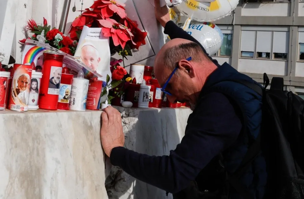 El Vaticano convoca a rezar el santo rosario por la salud del papa Francisco: Se reunirán en la Plaza San Pedro