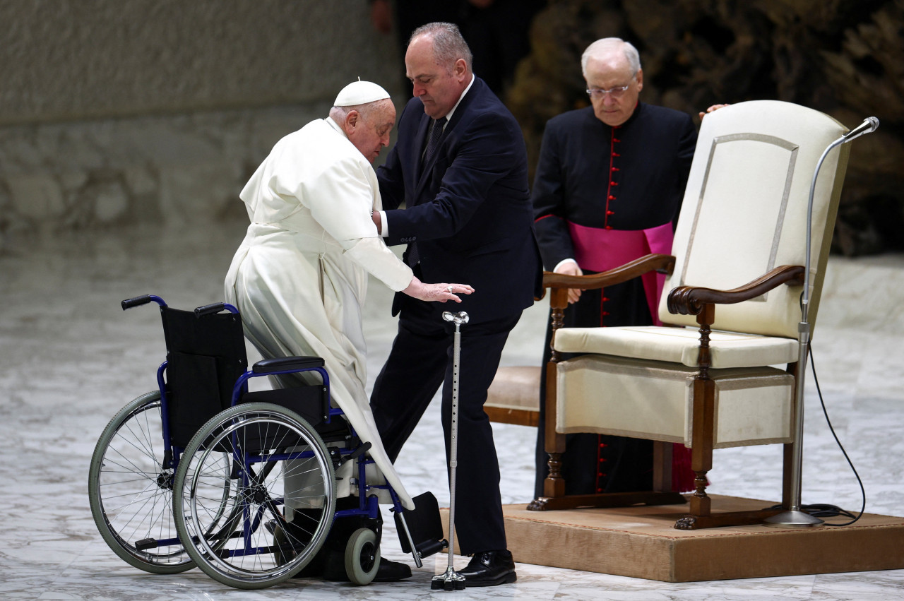 Papa Francisco vuelve a interrumpir su discurso por la bronquitis: 