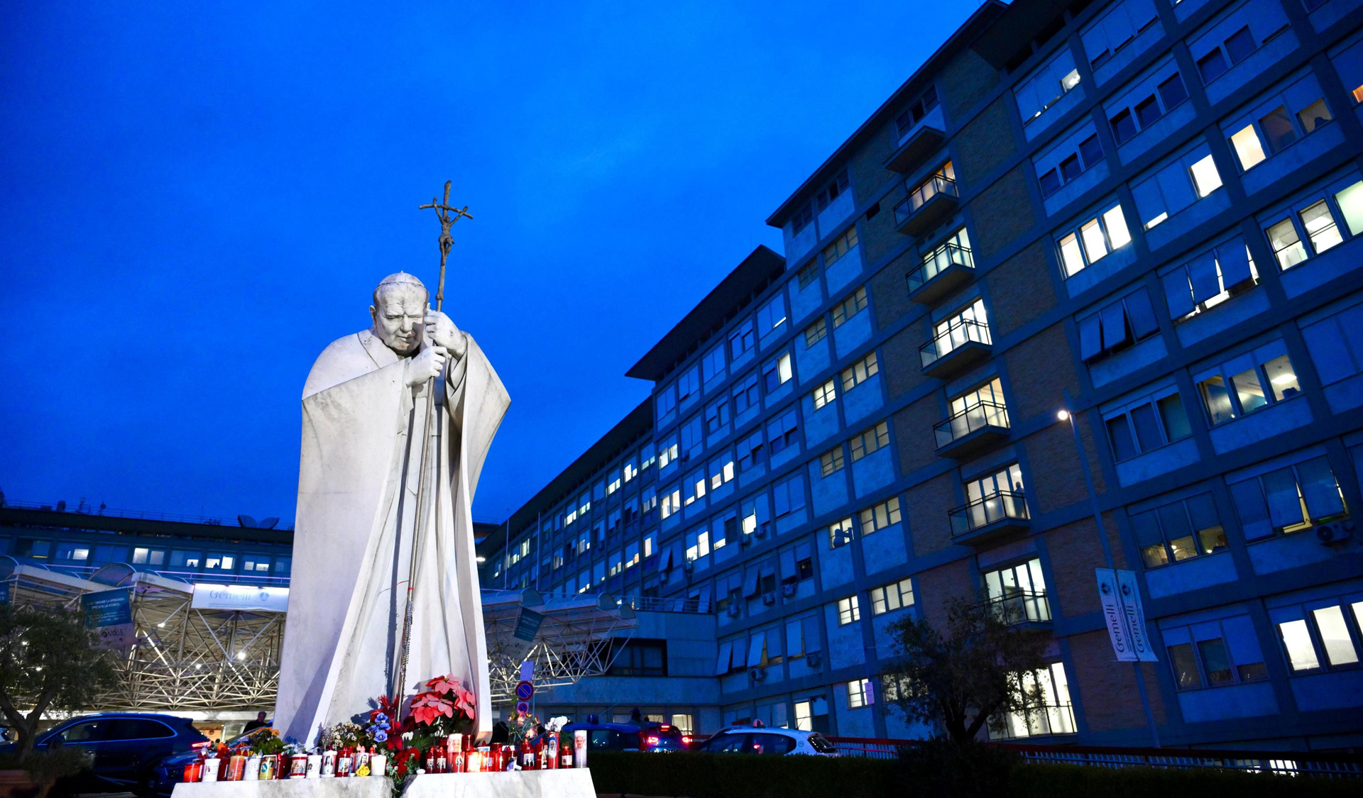 El papa Francisco presenta una 