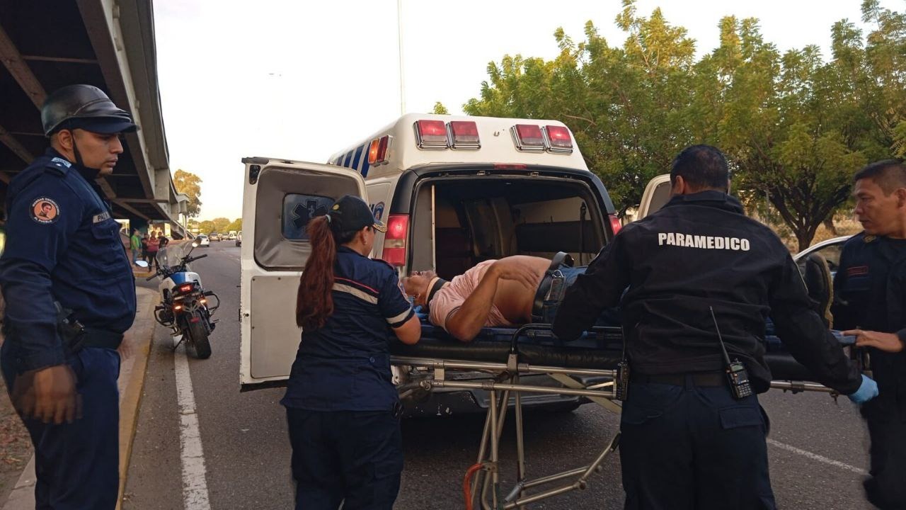 Trasladan a centro de salud al hombre que se lanzó del elevado de Delicias