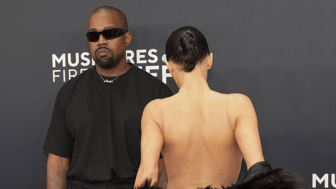 Esposa de Kanye West enciende polémica en los Grammy con su vestimenta