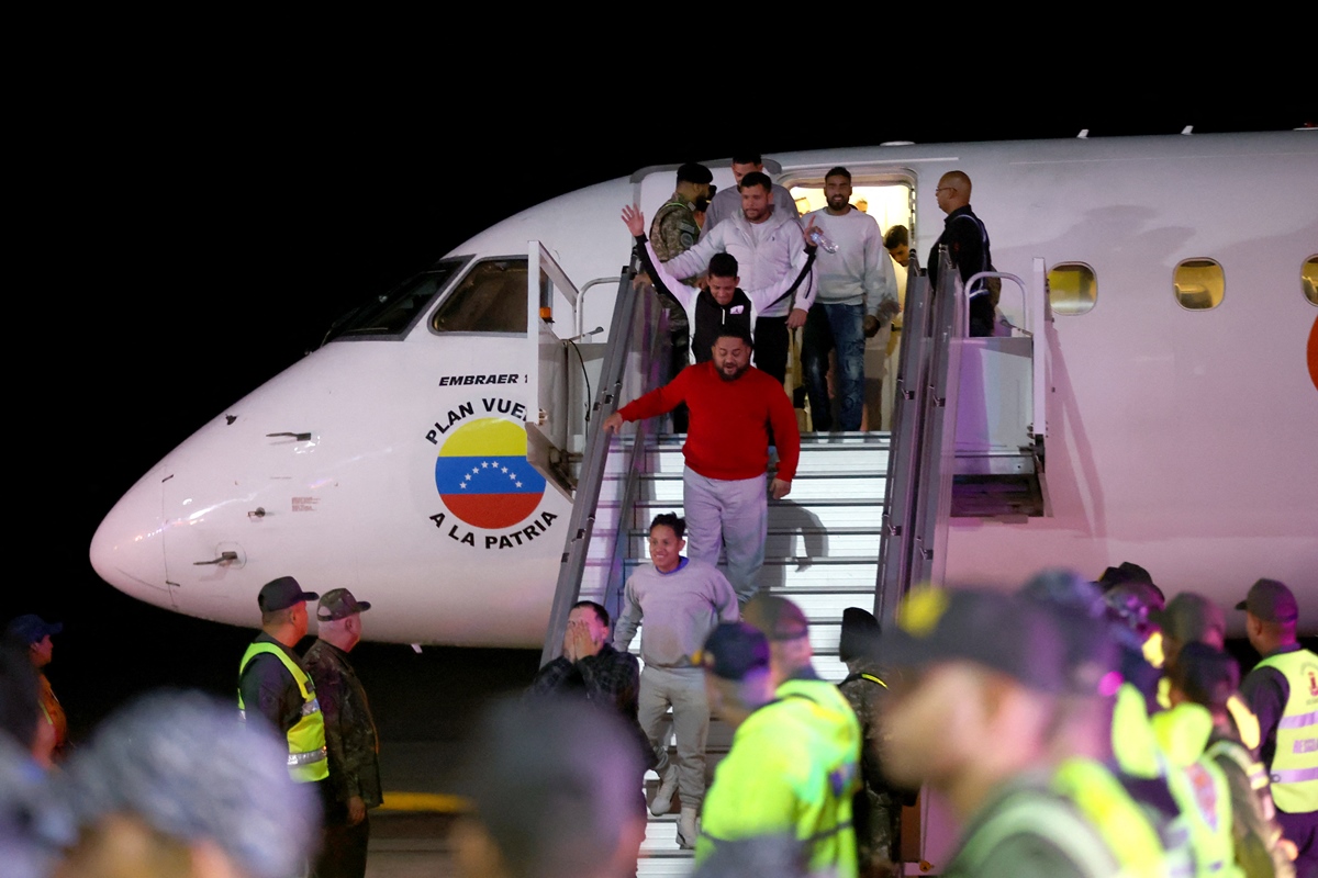 Cruz Roja venezolana brinda asistencia humanitaria a migrantes deportados de EEUU