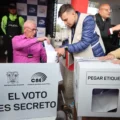 Dan inicio a las votaciones en las elecciones presidenciales y legislativas de Ecuador