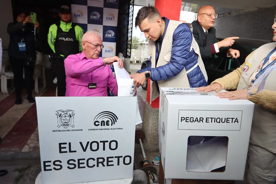 Dan inicio a las votaciones en las elecciones presidenciales y legislativas de Ecuador