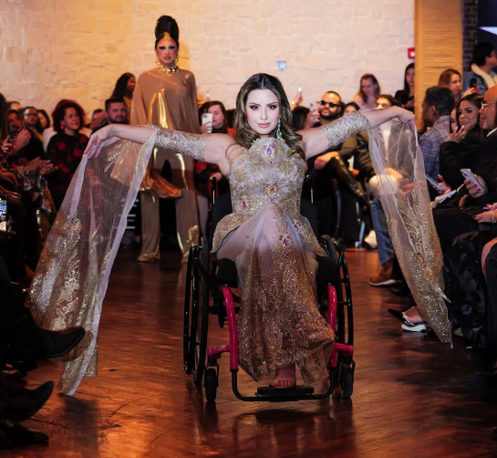 Venezolana en silla de ruedas desfila en el New York Fashion Week