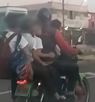 Se vuelve viral: Un hombre maneja moto con cuatro niños a bordo en la C-3 de Maracaibo