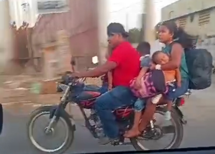 Imprudencia a dos ruedas: Difunden video de tres niños en una moto y sin protección