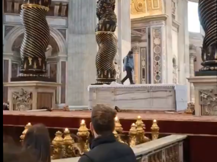 Ciudad del Vaticano: Hombre vandaliza el altar de la basílica de San Pedro