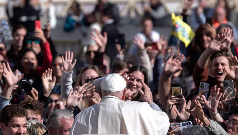 “Está en el sillón y sigue el tratamiento”: Vaticano sobre papa Francisco