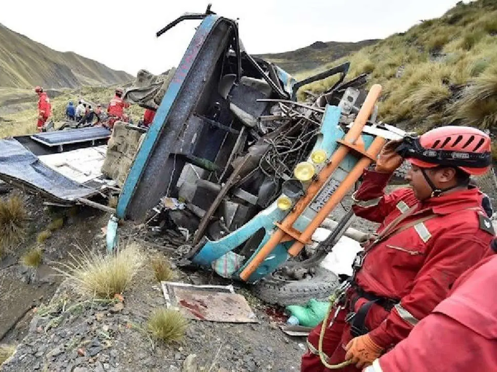 Al menos 31 fallecidos y 15 heridos tras la caída de un autobús a un barranco en Bolivia