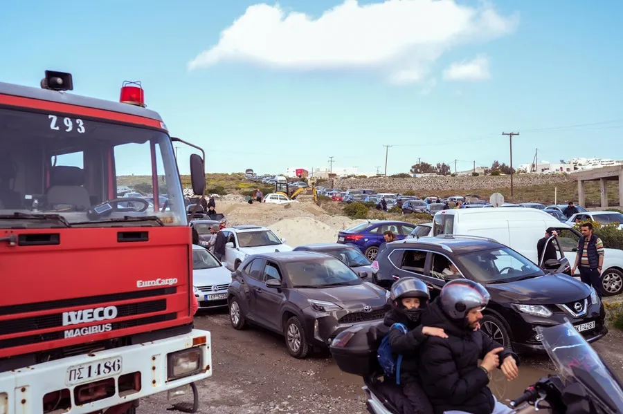 Al menos 9 mil personas han abandonado la isla griega de Santorini ante la oleada de terremotos