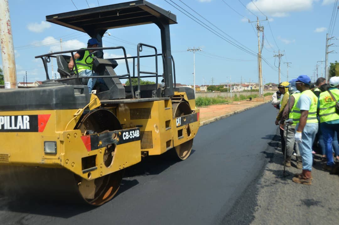 Alcaldía de San Francisco inicia recuperación vial de la Av. 48 en la parroquia José Domingo Rus