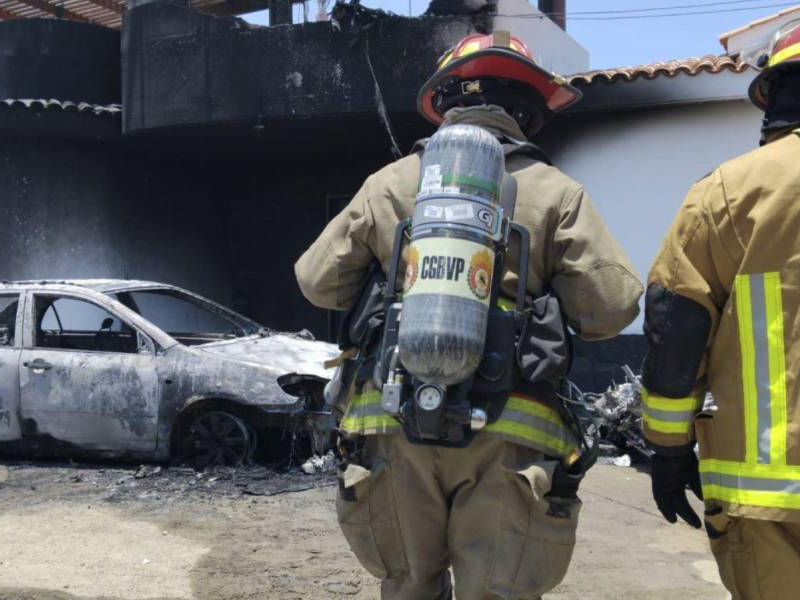 Una avioneta con dos personas se estrelló contra una casa en Lima