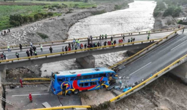 Derrumbe de un puente deja dos muertos y más de 40 heridos en Perú