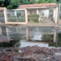 Las aguas negras en el sector La Galletera de la parroquia Cecilio Acosta, cerraron el paso del transporte Socorro-Los Claveles