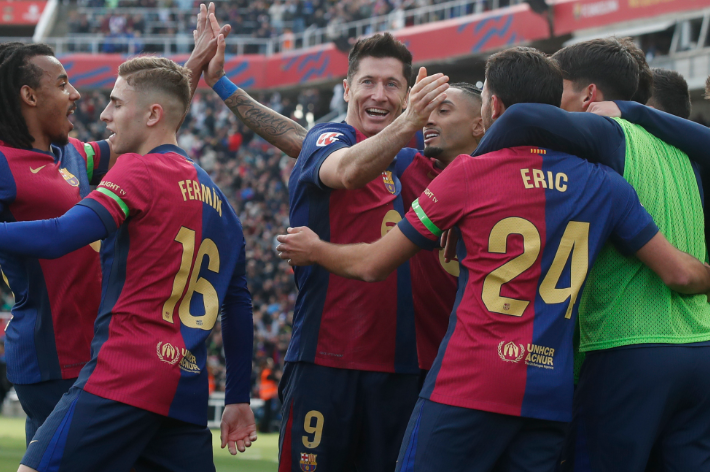 Barcelona derrota al Alavés y se acerca al Real Madrid