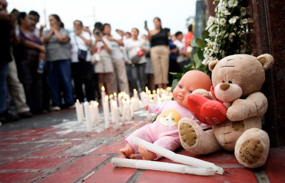 Despiden a las víctimas mortales tras desplome del techo en un centro comercial de Perú: Vecinos claman justicia