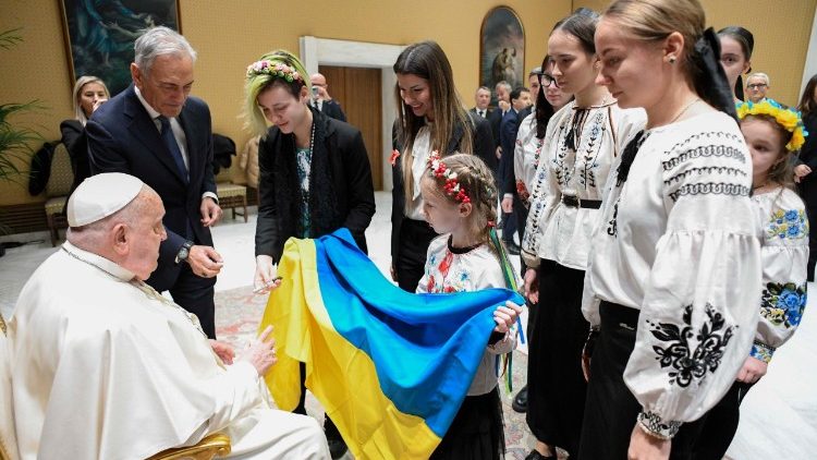 El Papa recibió en el Vaticano a siete niñas y adolescentes huérfanas por la guerra de Ucrania