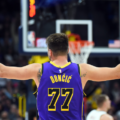 Doncic despierta para comandar el triunfo de Lakers sobre Nuggets