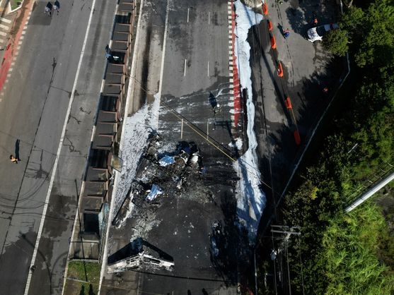 Dos muertos tras estrellarse una avioneta en concurrida avenida de São Paulo, Brasil