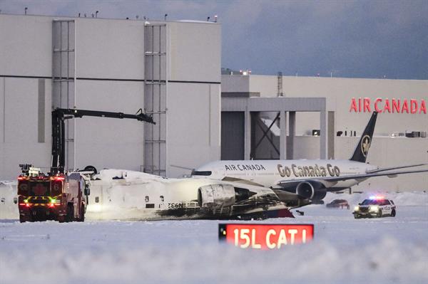 El momento en que el avión envuelto en llamas se estrella en el aeropuerto de Toronto