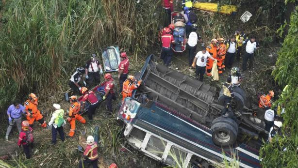 Cerca de 40 muertos tras caer autobús desde un puente en Guatemala