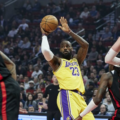 LeBron sacó el pecho en triunfo de Lakers sobre Trail Blazers