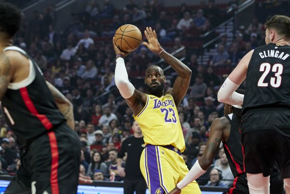 LeBron sacó el pecho en triunfo de Lakers sobre Trail Blazers