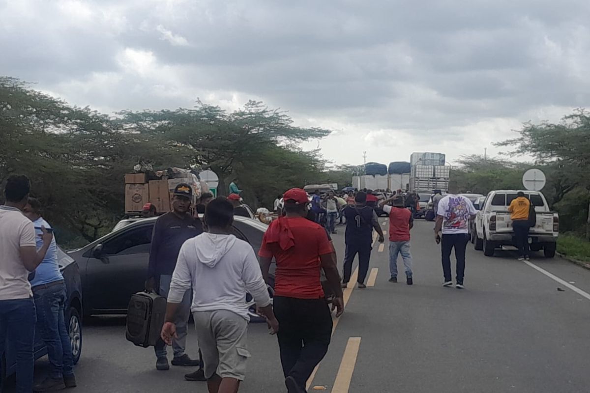 Cierran vías de acceso a Maicao en unión al paro campesino en La Guajira