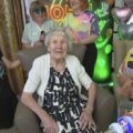 Una mujer de 105 años celebra su cumpleaños con una rumba en su residencia