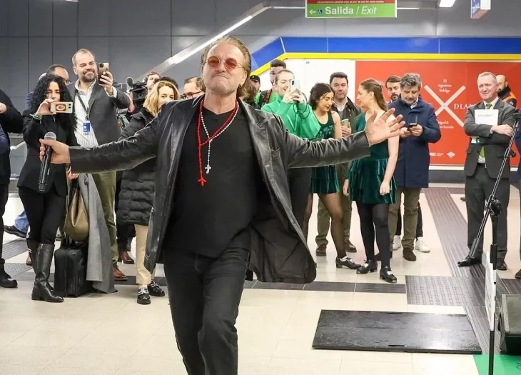 Un tributo a U2 desata la locura en el Metro de Madrid