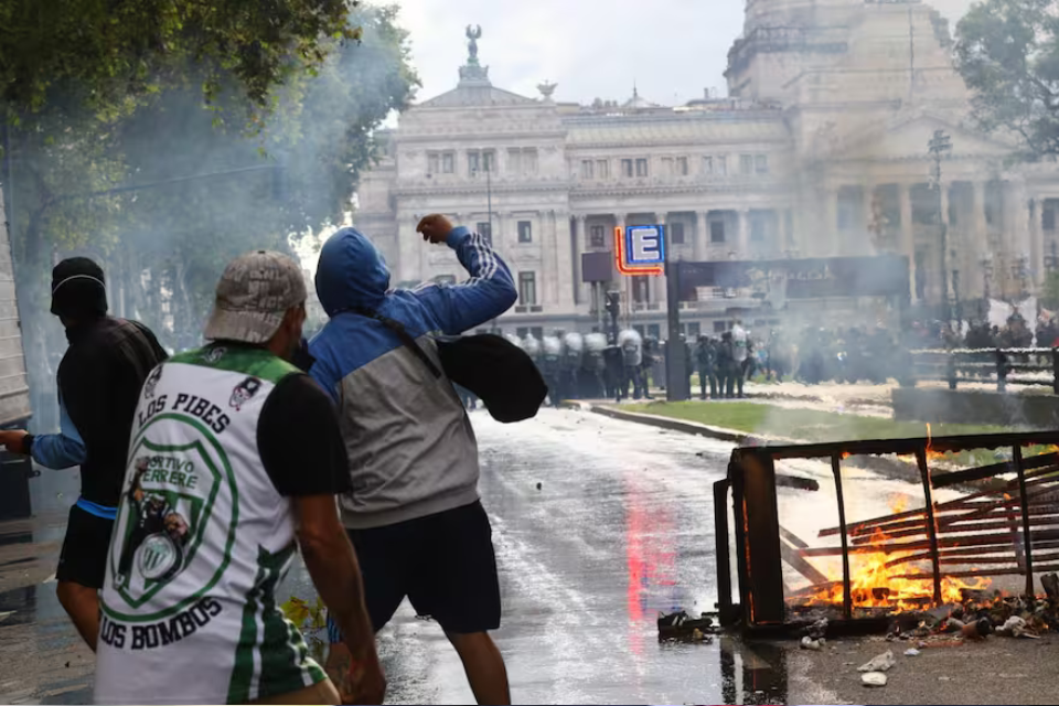 Manifestaciones en Argentina dejó al menos 20 heridos y más de 100 detenidos tras enfrentamientos con policía