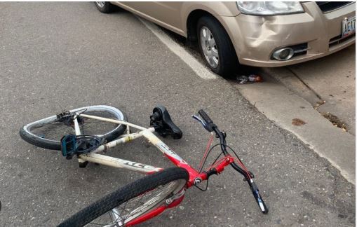 Heridos dos hombres al chocar una moto contra una bicicleta detrás de Bomba Caribe