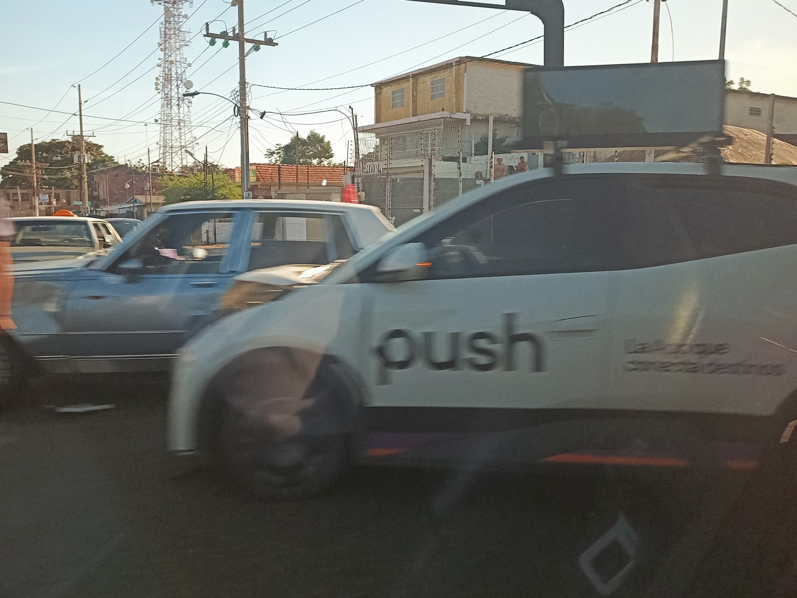 Reportan choque entre taxi eléctrico y Caprice por puesto a la altura del Cementerio El Cuadrado