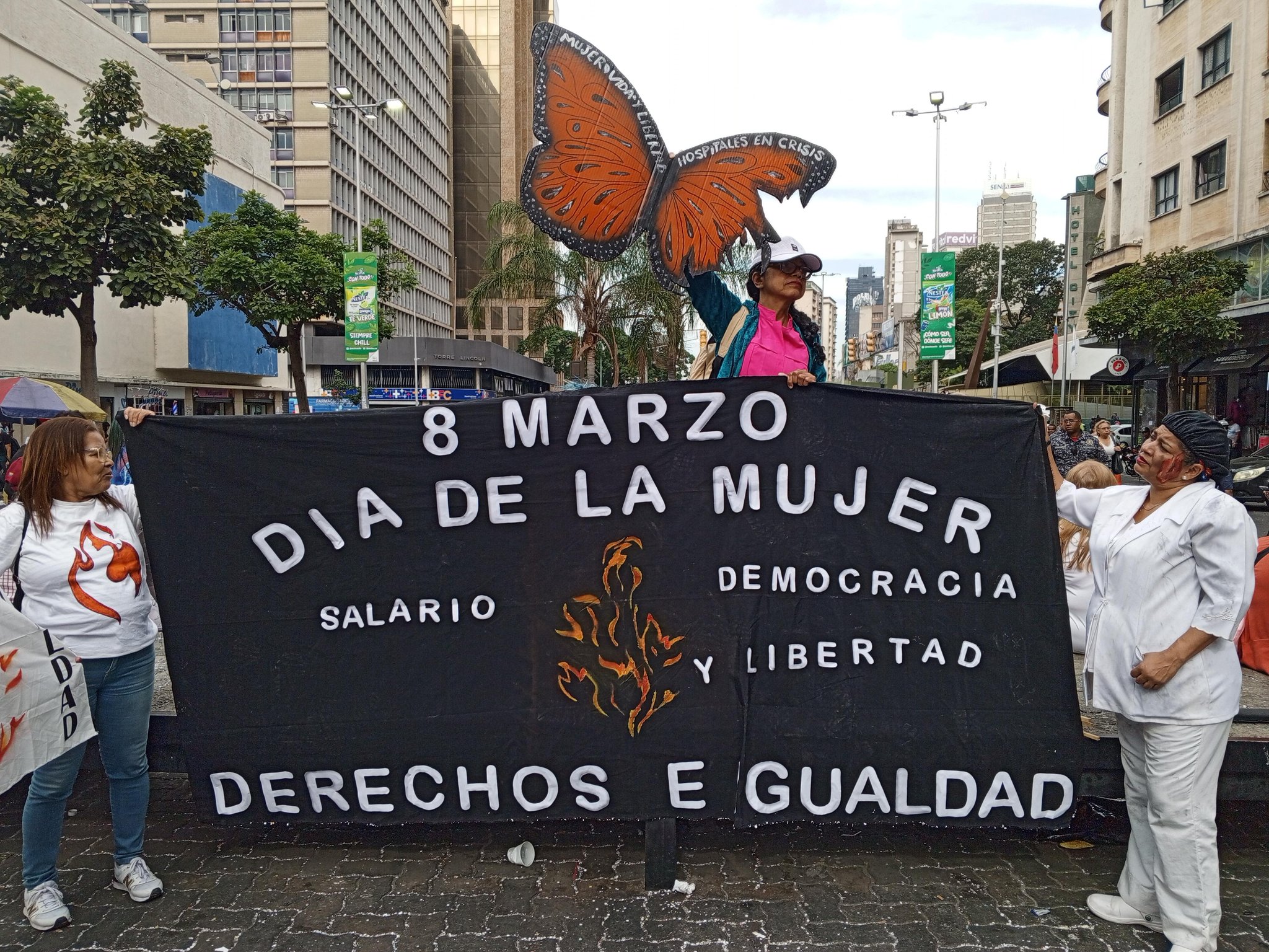 Mujeres venezolanas marcharon para exigir mejores salarios y protección contra la violencia de género este 8-Mar