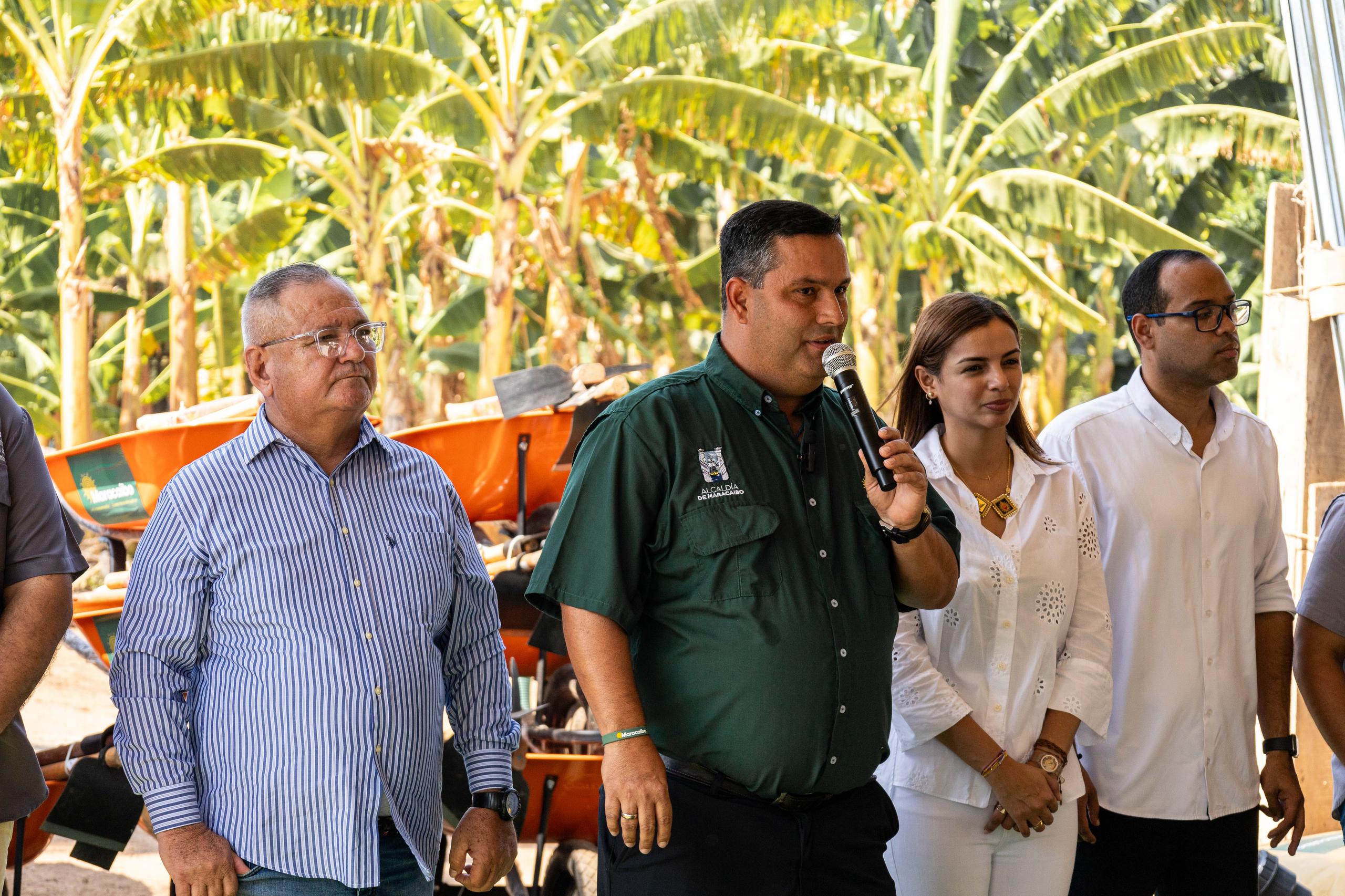 Alcaldía conmemora el Día del Campesino con dotación de implementos de trabajo a productores del oeste de Maracaibo