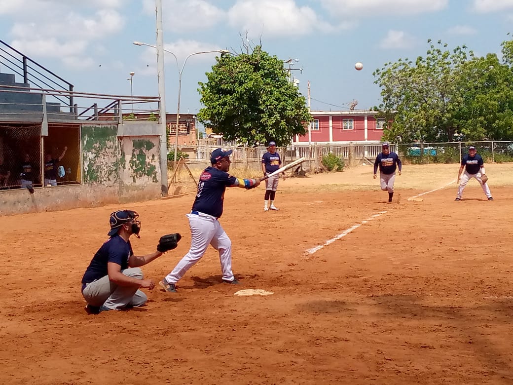 Fiesta Brava se escapa en torneo de softbol de guaracheros