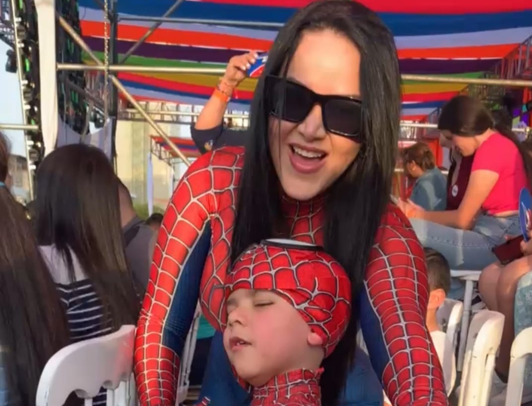 Madre e hijo se visten de Spiderman y se roban las miradas en Maracaibo