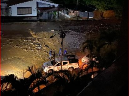 Llueve en La Guaira: Difunden imágenes de vehículos arrastrados por el agua