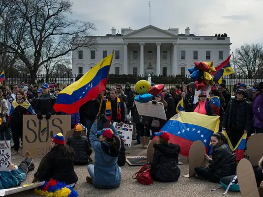 Venezolanos y haitianos piden a juez de EEUU suspender la orden de Trump de acabar el TPS