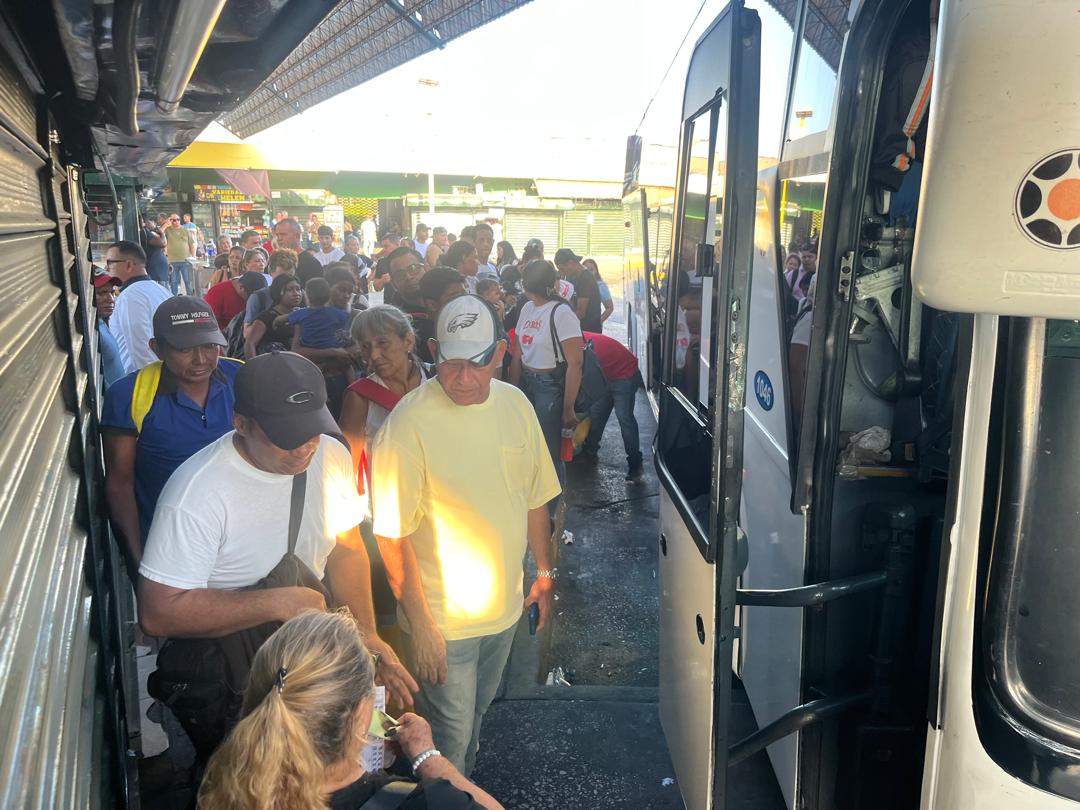 Comienzan a llegar los temporadistas por el terminal de pasajeros de Maracaibo