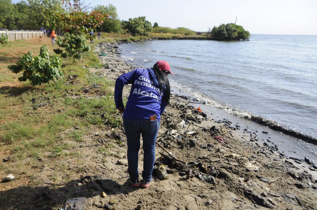 San Francisco inició limpieza de costas del Lago de Maracaibo