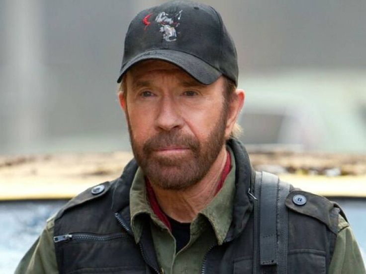 Chuck Norris celebra un año más de leyenda: 85 años de fuerza y vitalidad