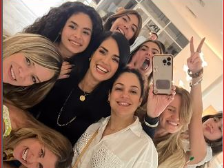 Scarlet Ortiz celebra sus 51 años: Ejemplo de belleza y elegancia