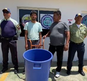 Polimaracaibo aplicó multa y exhortó a dos hombres a botar la basura debidamente en la C-2: Concientizan para que sean buenos ciudadanos